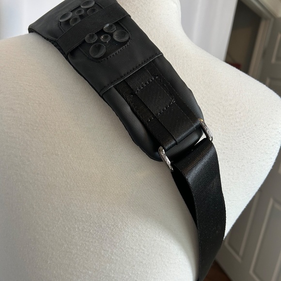 MARK RYDEN BLACK CROSSBODY BAG WITH PHONE CHARGING PORT - Picture 3 of 3